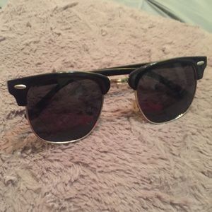 Black frame sunglasses 🕶